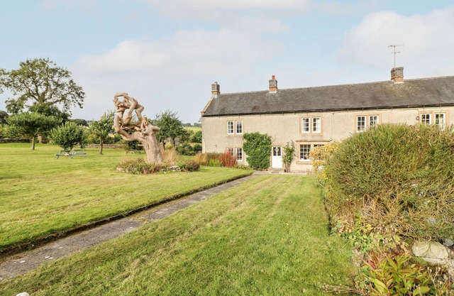 THE FARMHOUSE, pet friendly, with hot tub in Youlgreave