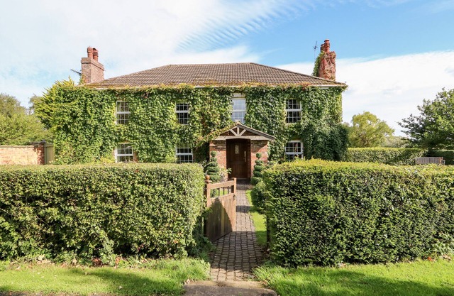 THE FARMHOUSE, pet friendly, with hot tub in Burgh Le Marsh