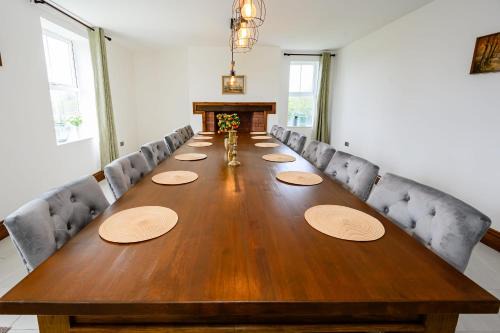 The Farmhouse Private HOT TUB & SAUNA & TV-CINEMA Room Very Special Home Near Cannock Chase