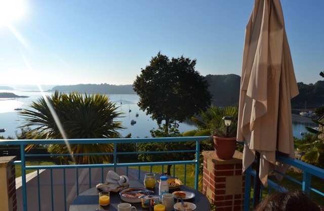 THE FEET IN WATER! AMAZING VIEWS! FACING THE SEA ACCESS BY PRIVATE WAY