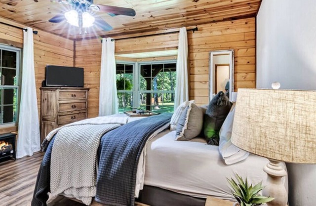 The Fir Room w/ queen bed
