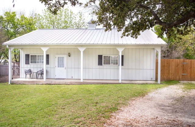 The Firefly is between Waco and Corsicana, 5 minutes from the Navarro Mills Lake