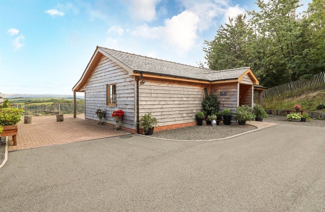 THE FIRS, family friendly, with hot tub in Llanidloes
