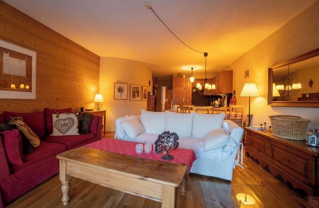 The flat is located above the village of Gryon, in Les Verneys Soleil, 2 km from the Fracherets ski