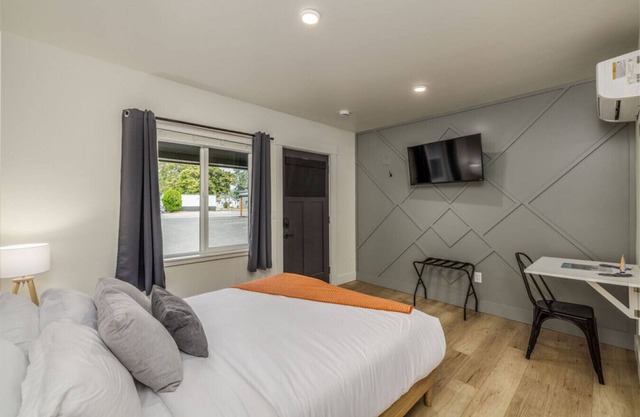 The Flats - Suite 11 - Queen Bed - Downtown CDA!