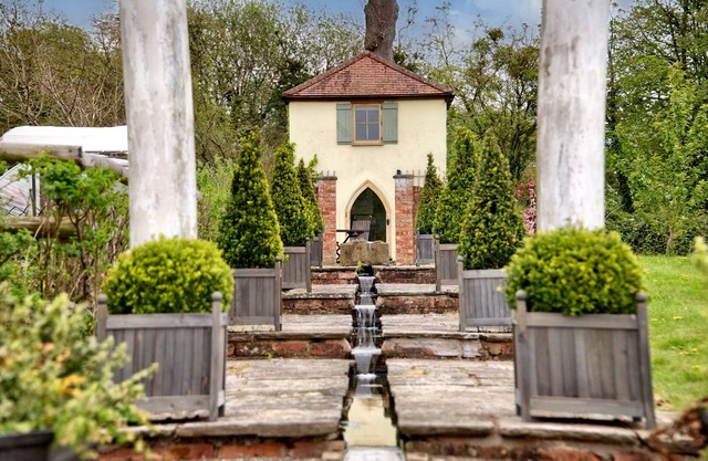 THE FOLLY, pet friendly, character holiday cottage in Weobley