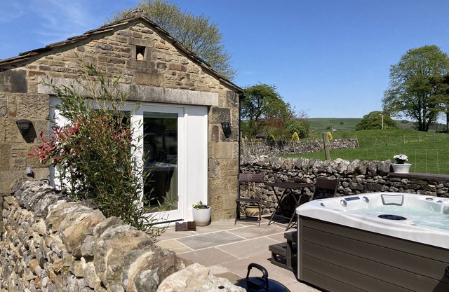 THE FOLLY, pet friendly, character holiday cottage in Threshfield