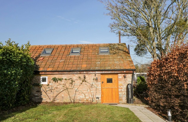 THE FORGE, character holiday cottage, with a garden in Taunton