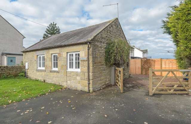 THE FORGE, pet friendly, country holiday cottage in Felton