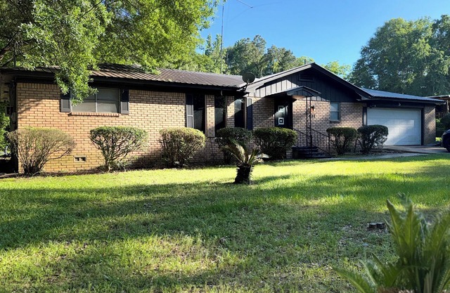 The Fountain Collective Charming 3-bedroom house with AC, WiFi in Center