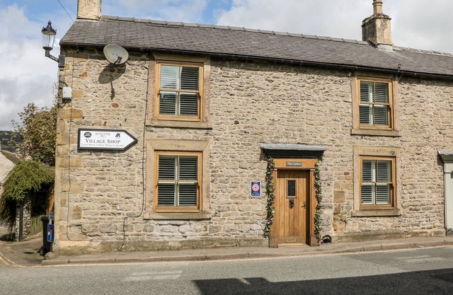 THE GABLES, pet friendly, with hot tub in Castleton, Peak District