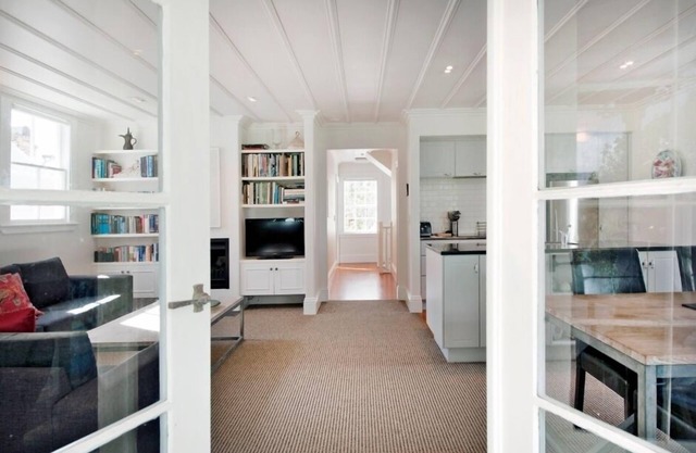 The Gables - Stunning Waterfront Apartment