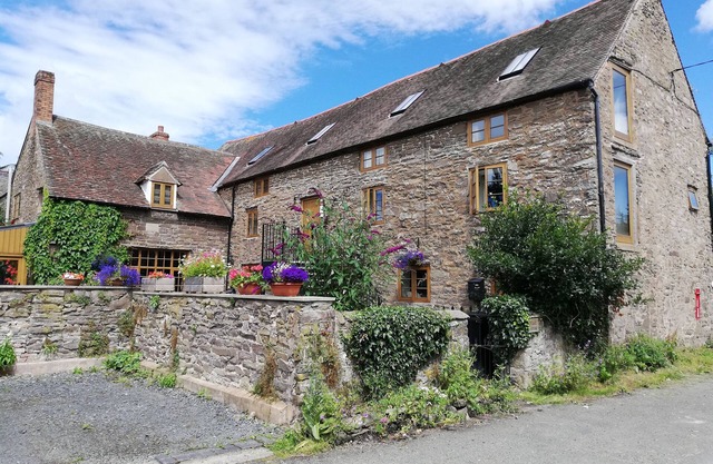 THE GALLERY, romantic, luxury holiday cottage in Strefford