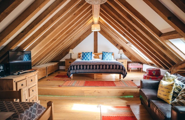 THE GARDEN ROOM ,RYTON GRANGE - sleeps 2 guests in 1 bedroom