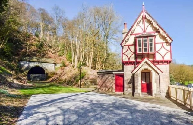 THE GATE HOUSE, pet friendly, with a garden in Oakamoor