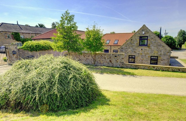 THE GATE HOUSE, pet friendly, character holiday cottage in Barton