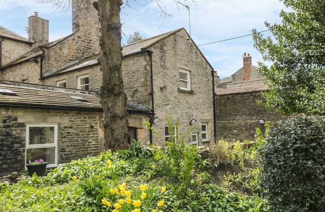 THE GATEHOUSE, luxury holiday cottage, with open fire in Middleham