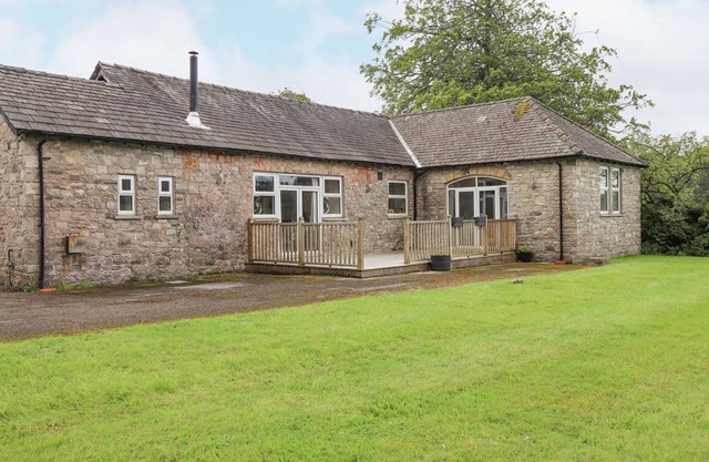 THE GATEHOUSE, pet friendly, country holiday cottage in Levens