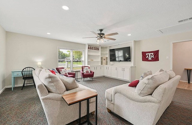 The Gathering Place ~ 4 BR+Yard