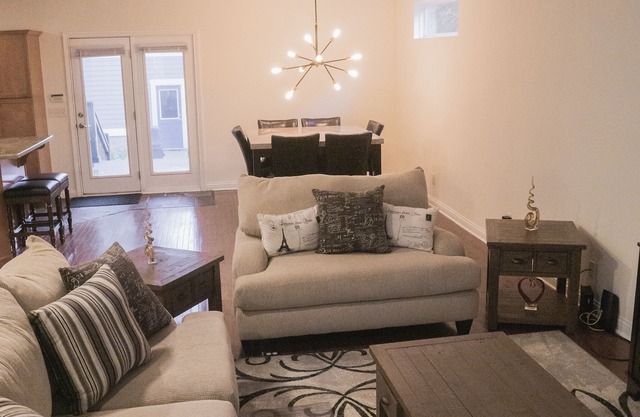 The Gathering Place "Upscale! Walkable! 5-Bedroom 4 Bathroom Downtown Indy"