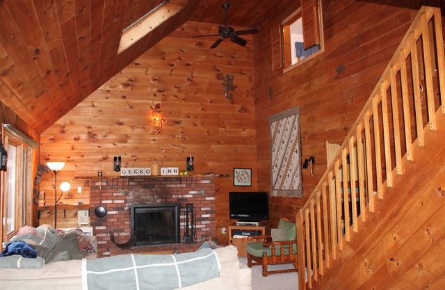 The Gecko Inn - Shopping, Santas Village, Skiing, Hot Tub, hikes, families, pets