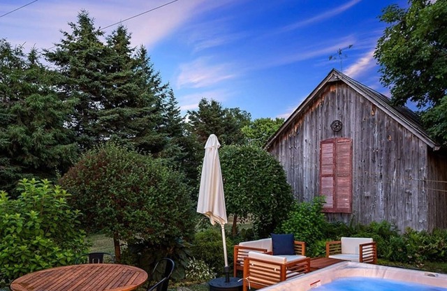 The Gem - Beautiful farmhouse with hot tub!