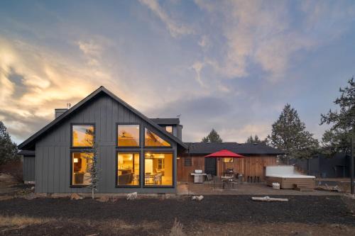 The Gem Estate by AvantStay Modern Farmhouse w Lavender Fields Hot Tub