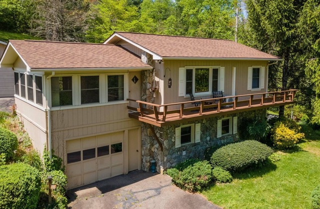 The Gerhart Getaway - An adorable, cozy mountain home that's private yet close to town!