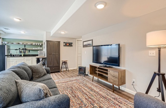 The Getaway - Large 1-bed walk-out basement apt