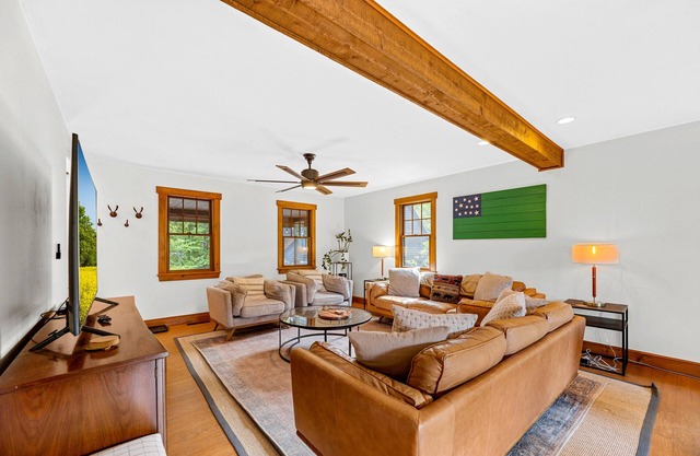 The Getaway: Relax with hot tub, fire pit, and mountain views—just 15 mins from Killington slopes!