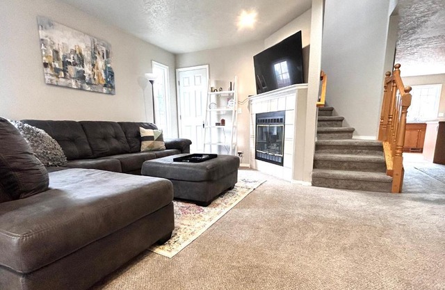 The Getaway SE Boise Condo Across the street from Greenbelt, Bown Crossing and Boise River 3BD 3Bath, 4 beds! Lovely, Homey, Dining table seats 6