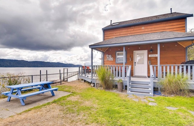 The Giggle Fish~Beachfront- Pet Friendly Hood Canal Getaway