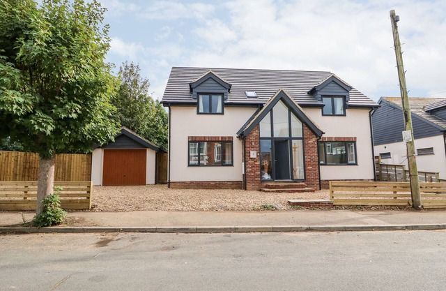 THE GLASS HOUSE, pet friendly, luxury holiday cottage in Hunstanton