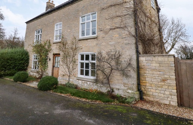 THE GLEBE, pet friendly, with hot tub in Burton Pedwardine