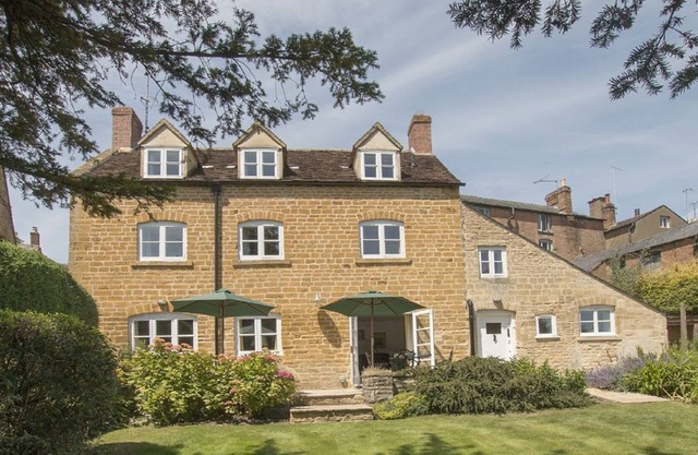 The Glen is a spacious family house in the Cotswolds with a large garden