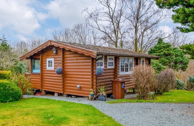 The gold log cabin is well designed and offers that added bit of luxury for those of you who want a