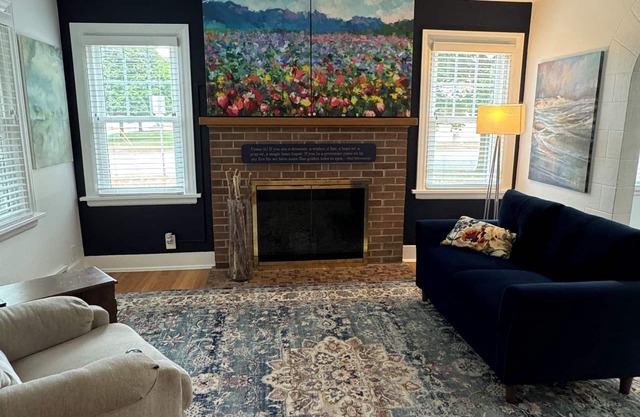The Golden Goose House. Artistic 3 Bedroom with Den Retreat Near Notre Dame
