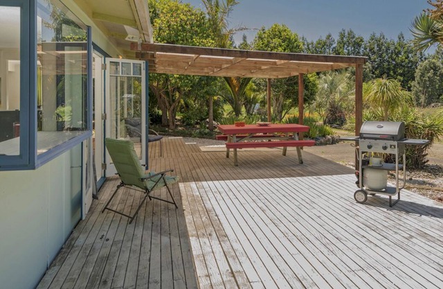 THE GOOD EARTH BEACH HOUSE - HOT WATER BEACH HOLIDAY HOME in Hot Water Beach