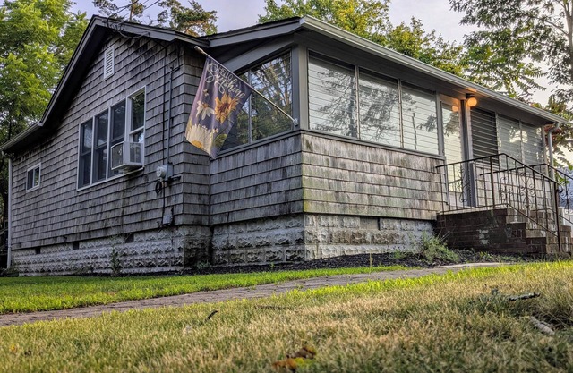 “THE GOOSE” A Charming 2-bedroom bungalow with WiFi and AC in Mastic Beach.