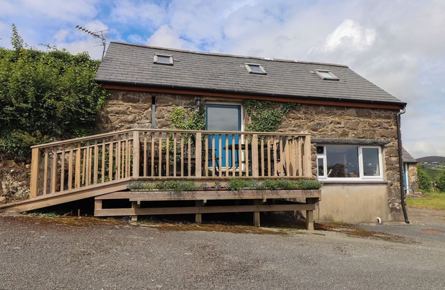 THE GRAIN STORE, pet friendly, character holiday cottage in Abersoch