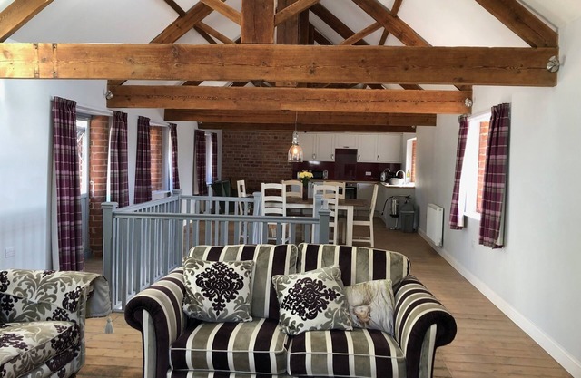 The Granary, 3 bedroom Cottage with hot tub. Wolds Way Cottages