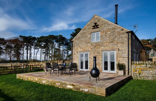THE GRANARY AT ROTHLEY EAST SHIELD - 3.5 miles from Longwitton, sleeping 4+2
