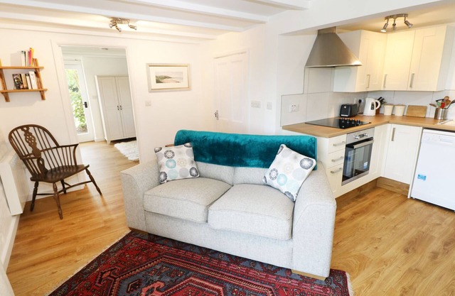 THE GRANARY COTTAGE, pet friendly, with a garden in Llangrannog