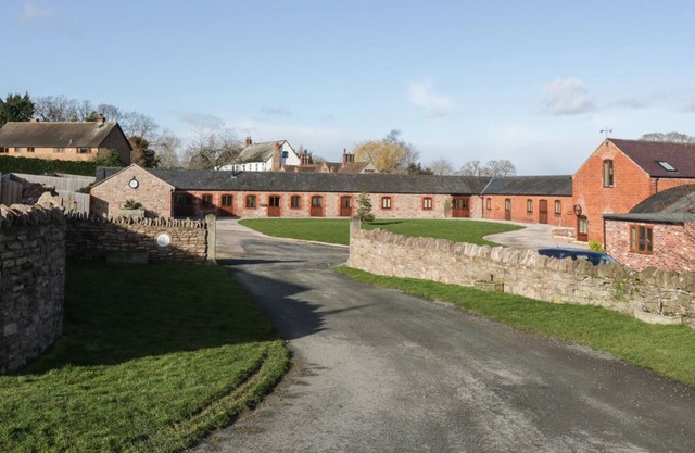 THE GRANARY, family friendly, luxury holiday cottage in Alberbury