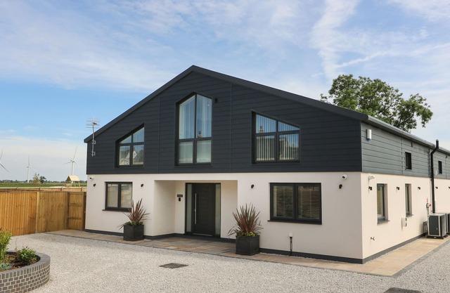 THE GRANARY, family friendly, with hot tub in Drax, North Yorkshire