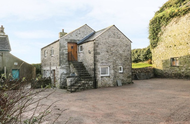 THE GRANARY LOFT, with a garden in Bardsea