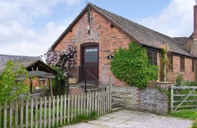 THE GRANARY, pet friendly, character holiday cottage in Craven Arms