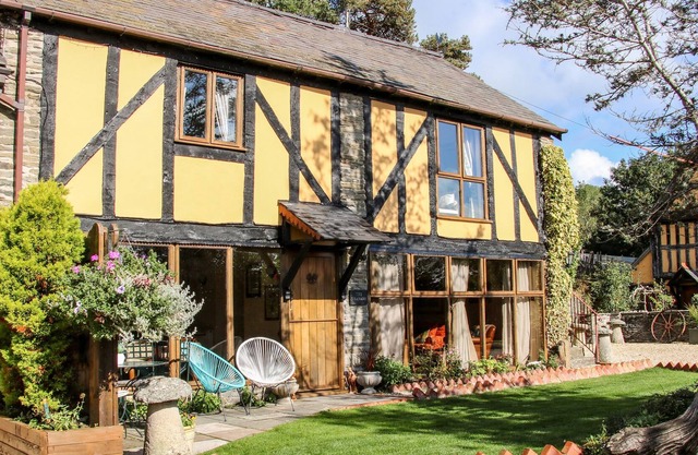 THE GRANARY, pet friendly, character holiday cottage in Hyssington