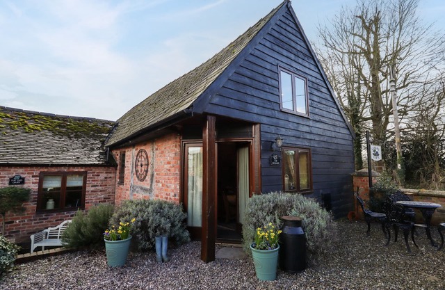 THE GRANARY, pet friendly, with open fire in Church Stretton
