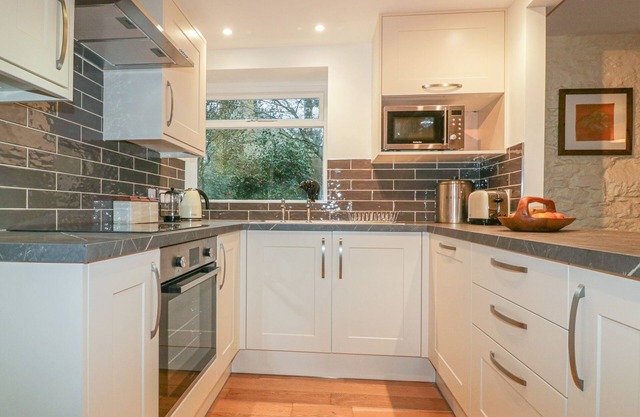 THE GRANARY, pet friendly, with a garden in St Columb Major